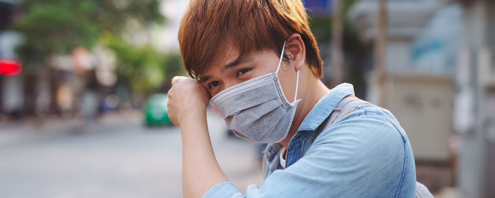 Un hombre en la calle con una máscara facial para protegerse de la enfermedad