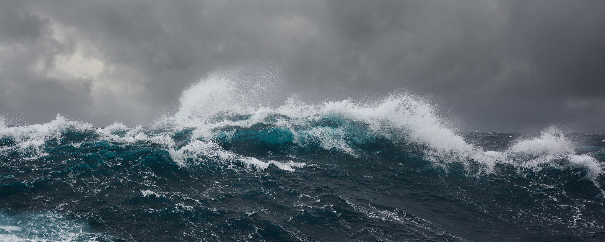 olas del océano en una tormenta