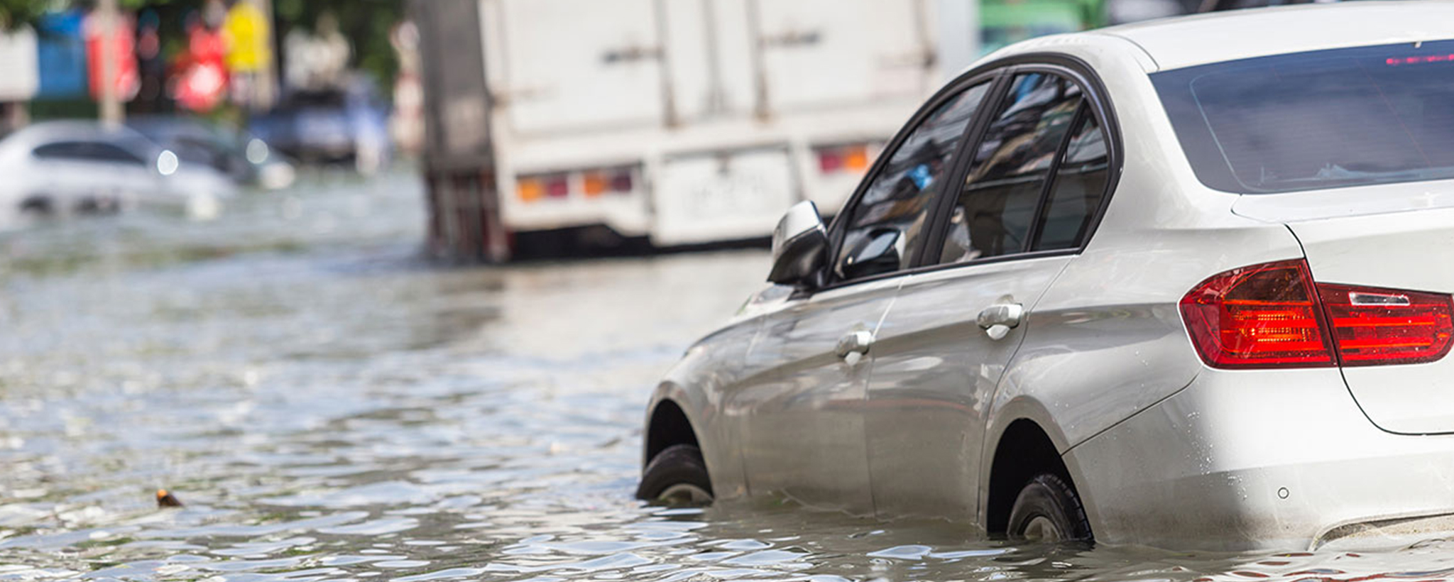 un auto flotando en aguas de inundación