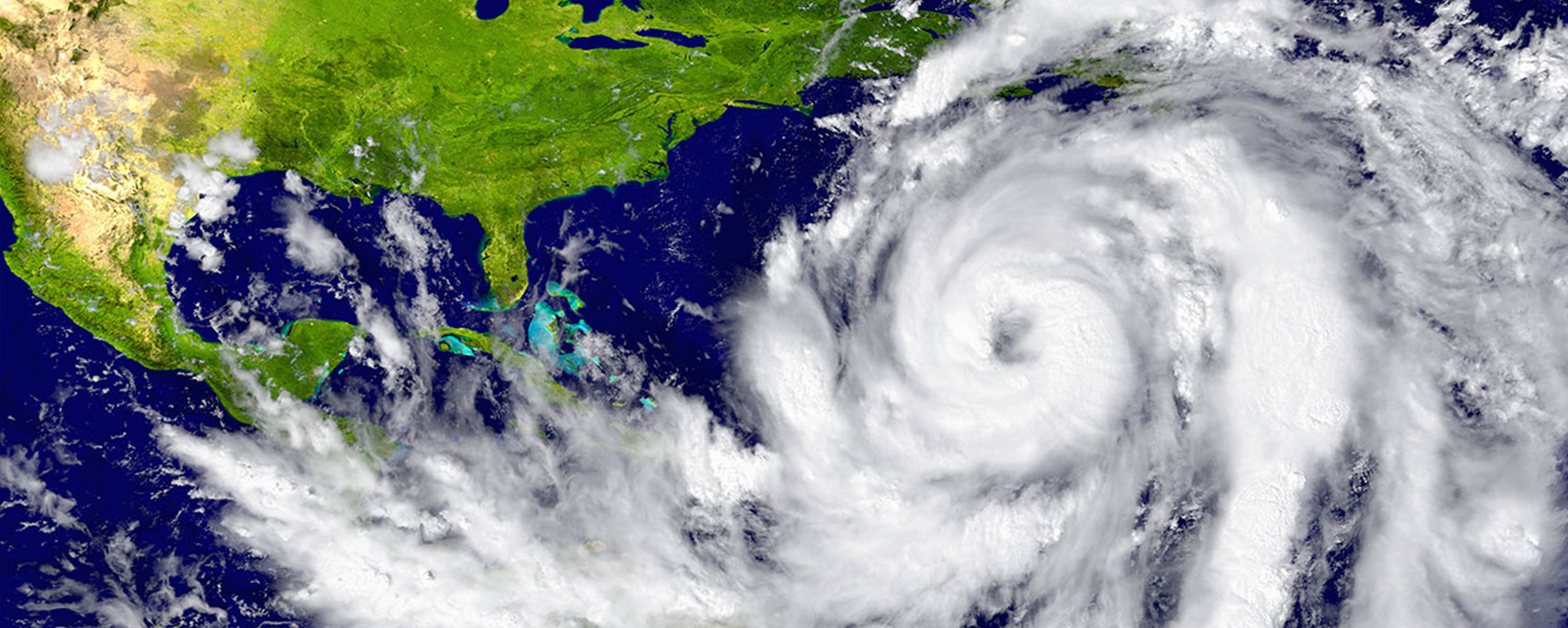 Una imagen satelital de un huracán frente a las costas de los Estados Unidos
