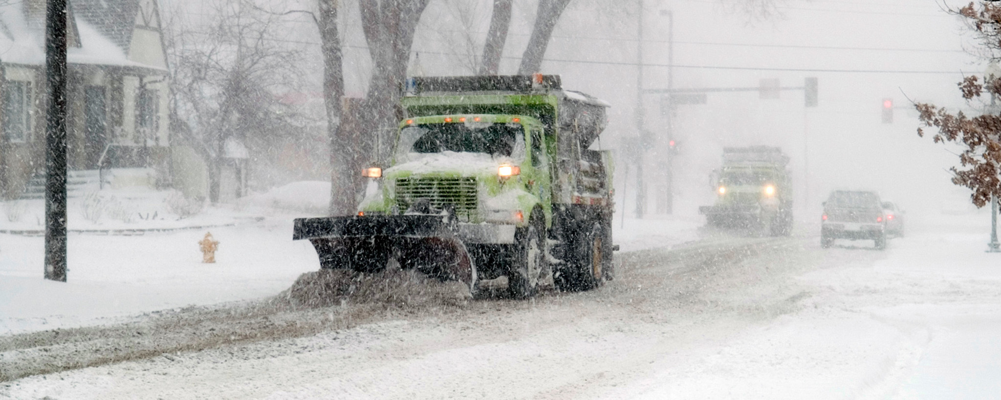 Un arado limpia la nieve durante una tormenta