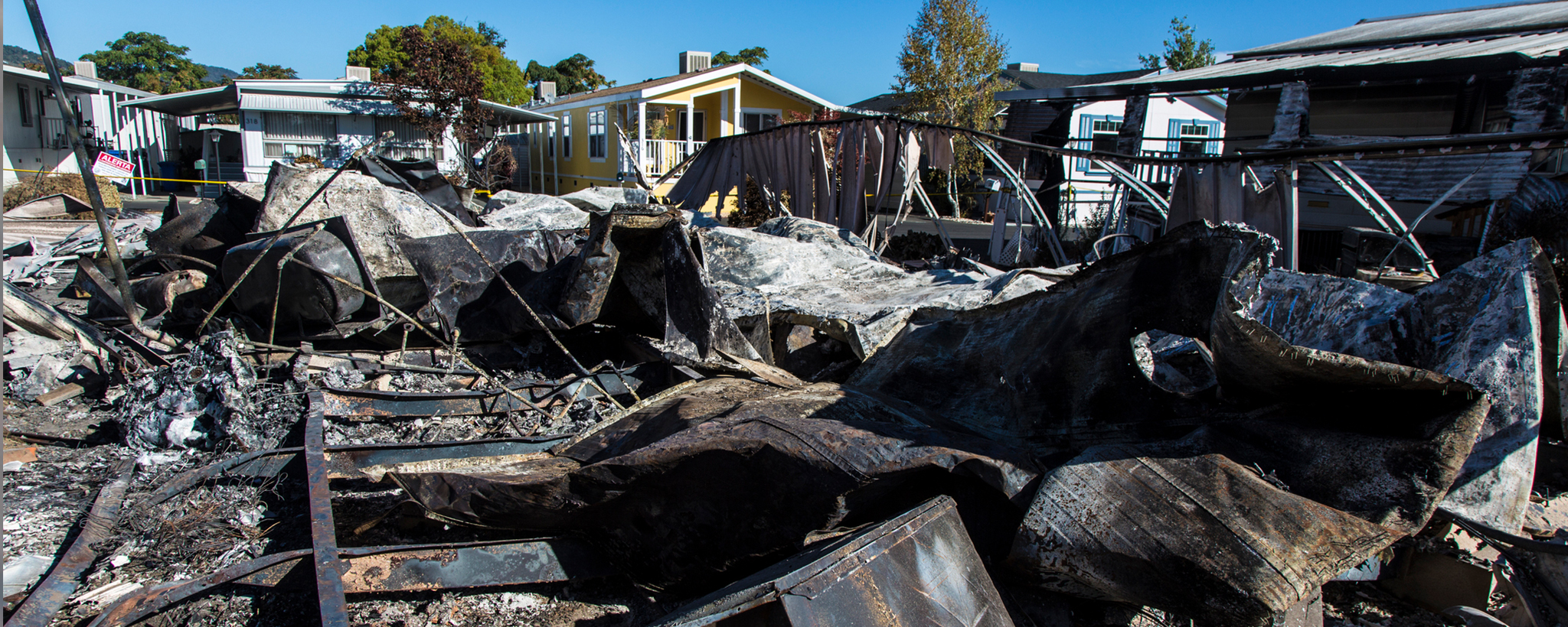 Los restos de una casa después de un incendio.