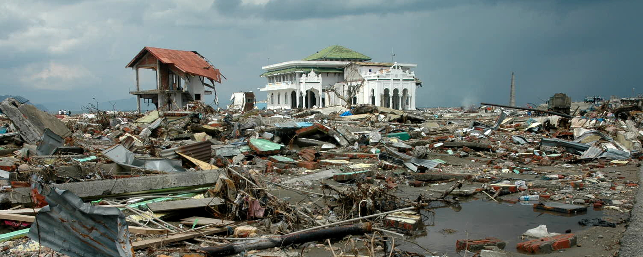 devastación después de un tsunami 