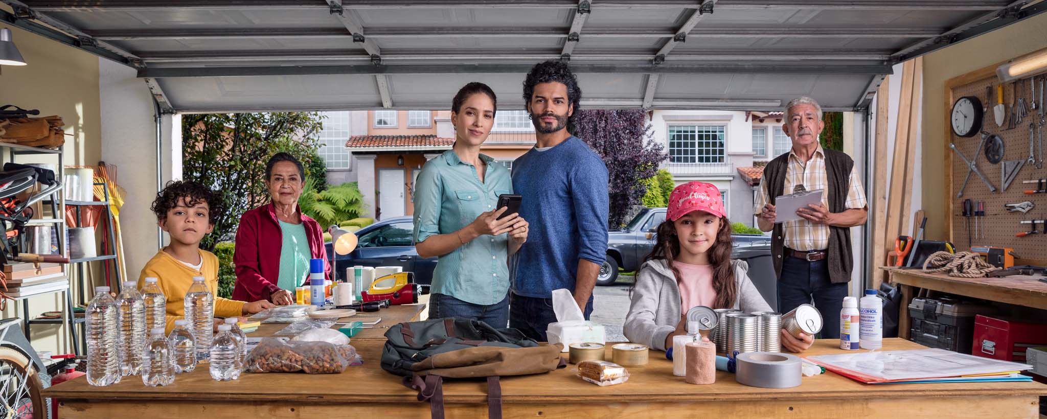 Una familia latina construye un kit de suministros de emergencia en su garaje.