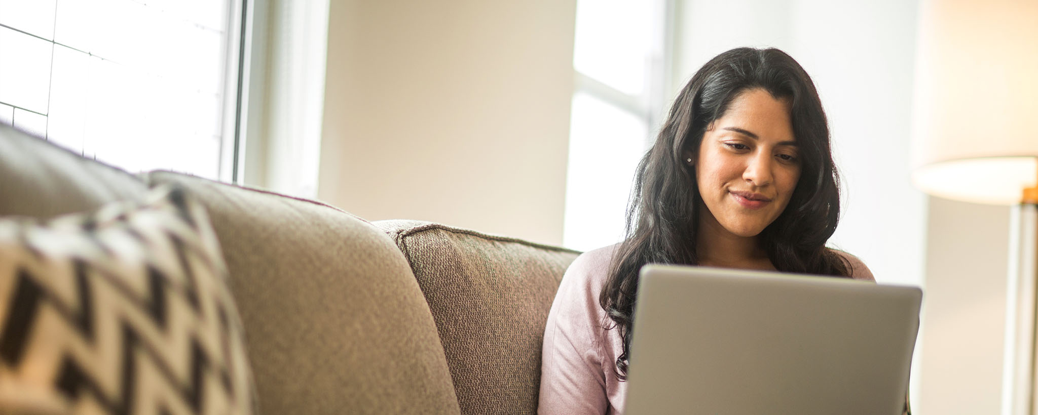 mujer en su computadora portátil