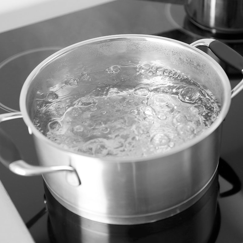 una olla de agua hirviendo en la estufa