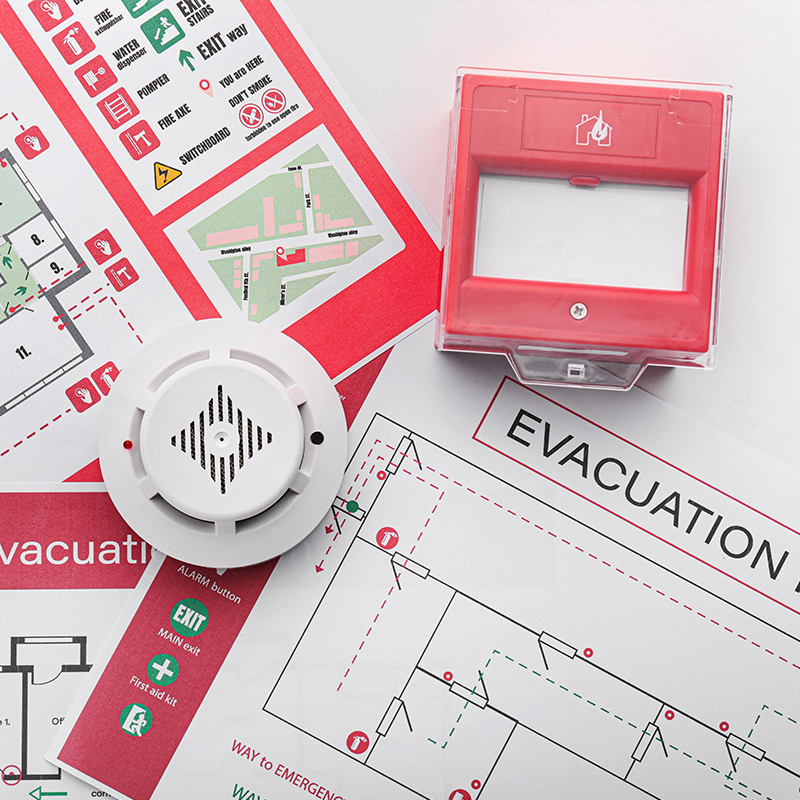 una alarma de humo, un detector de humo y un plan de evacuación 