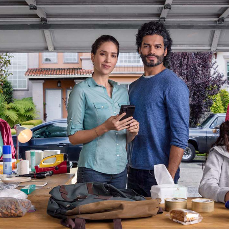 Un esposo y una esposa preparan un kit de emergencia en su garaje.