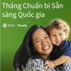 Một người mẹ cho con trai mình cõng sau lưng. Tháng chuẩn bị cho quốc gia.