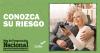 Una pareja mayor abrazada en el sofá. El texto dice: «Conoce tu riesgo».